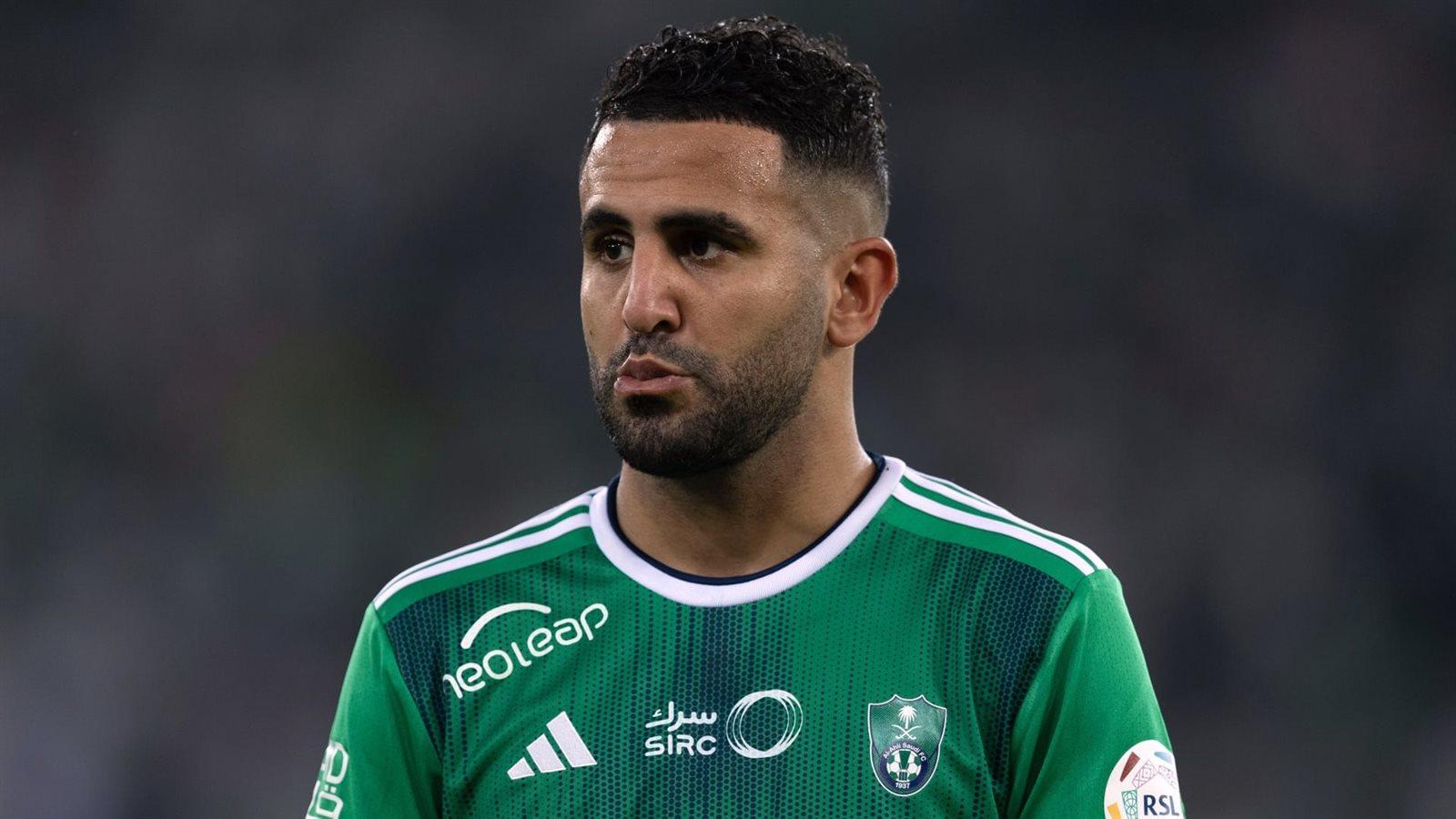 رياض محرز بقميص منتخب الجزائر خلال مسيرته الدولية بعد إعلان اعتزاله اللعب الدولي وتكريمه من الاتحاد الجزائري.