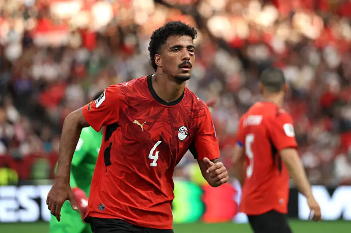 مدافع الزمالك حسام عبد المجيد وسط أنباء عن اقتراب انتقاله إلى أستون فيلا الإنجليزي خلال فترة الانتقالات الصيفية.