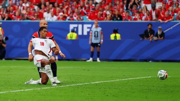 جود بيلينغهام يحتفل بهدفه مع منتخب إنجلترا أمام النرويج في ربع نهائي كأس العالم 2026.