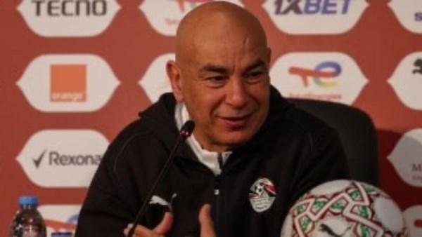 حسام حسن مدرب منتخب مصر وسط إشادة بدور المدرب الوطني وتطوير الكرة المصرية.