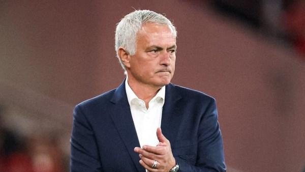 جوزيه مورينيو خلال عودته لقيادة ريال مدريد من جديد في ملعب سانتياجو برنابيو.