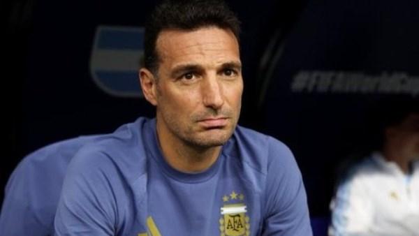 ليونيل سكالوني يحتفل بتأهل الأرجنتين إلى نصف نهائي كأس العالم 2026.
