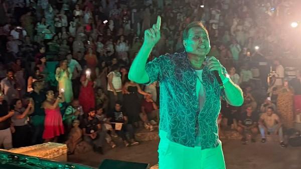 الفنان حكيم يتألق في حفله الغنائي بمهرجان دقة في تونس وسط حضور جماهيري كبير