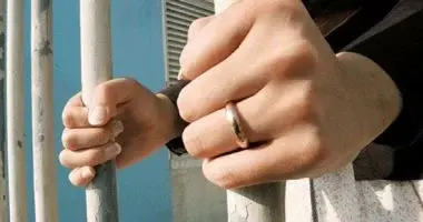المشدد 15 عاما لأم وعشيقها بعد تعذيب طفلها - أرشيفية