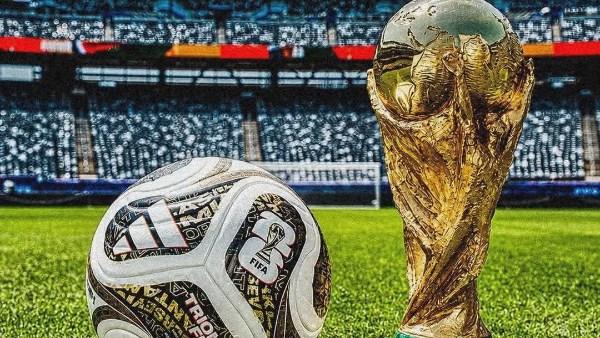 الحكمان الإنجليزيان مايكل أوليفر وأنتوني تايلور خلال مسيرتهما التحكيمية قبل قرار استبعادهما من مباريات الأرجنتين في كأس العالم 2026.