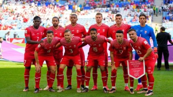 مراد ياكين مدرب منتخب سويسرا يعترض على قرارات التحكيم بعد الخروج أمام الأرجنتين في كأس العالم 2026.
