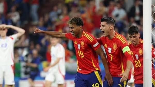 منتخب إسبانيا يحتفل بالفوز على النمسا بثلاثية في كأس العالم 2026 وتأهله إلى دور الـ16.