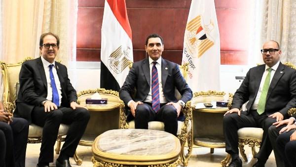 وزير الشباب والرياضة خلال اجتماعه مع رئيس الأنوكا ورئيس اللجنة الأولمبية المصرية لبحث تطوير دورة الألعاب الأفريقية.