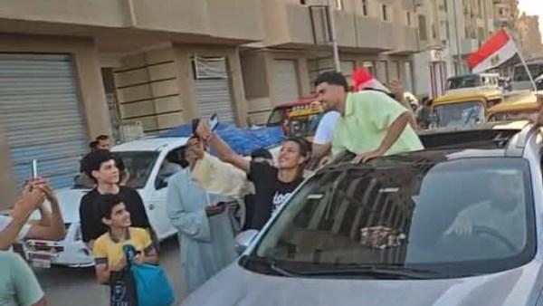 محمود صابر نجم منتخب مصر خلال استقبال جماهيري كبير في كفر الشيخ بعد العودة من كأس العالم 2026.