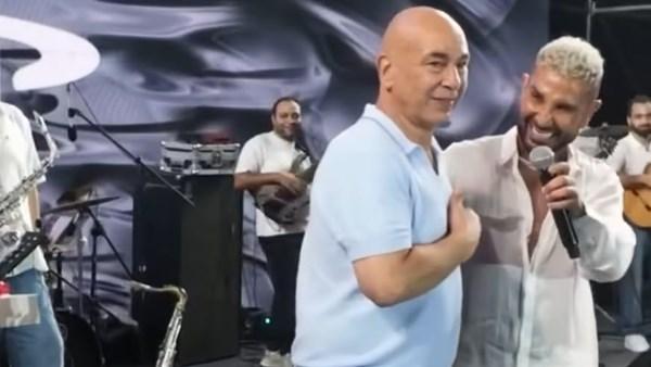 أحمد سعد يمازح حسام حسن على المسرح خلال احتفال منتخب مصر في الساحل الشمالي