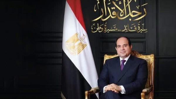 اللواء الدكتور سمير فرج خلال حديثه عن كتاب رجل الأقدار