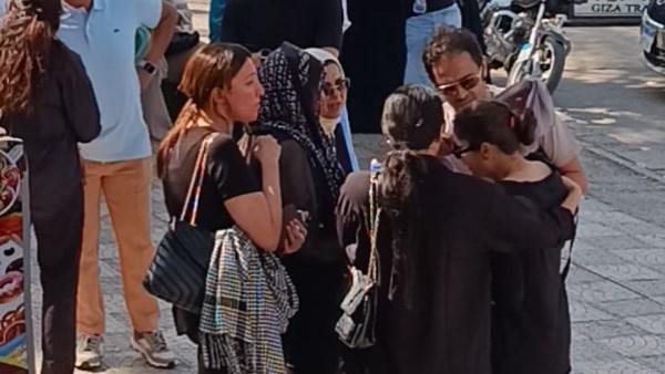 مدحت تيخا يبكي أمام جثمان الفنان الراحل أحمد جلال عبد القوي خلال جنازته