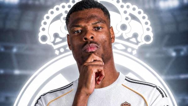 دينزل دومفريس بقميص ريال مدريد بعد انتقاله الرسمي من إنتر ميلان حتى عام 2030 لتعزيز الجبهة اليمنى.