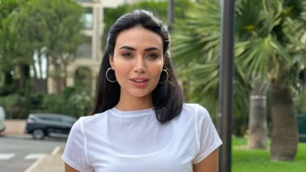 الفنانة السعودية لبنى عبد العزيز توجه رسالة عن الرحيل والعلاقات الإنسانية