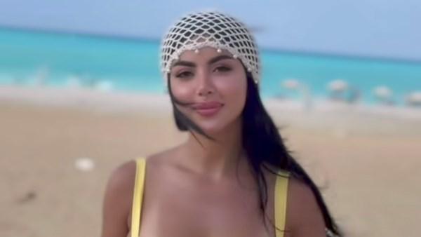 كارولين عزمي بإطلالة صيفية من البحر للترويج لمسرحية الساحل الشرير