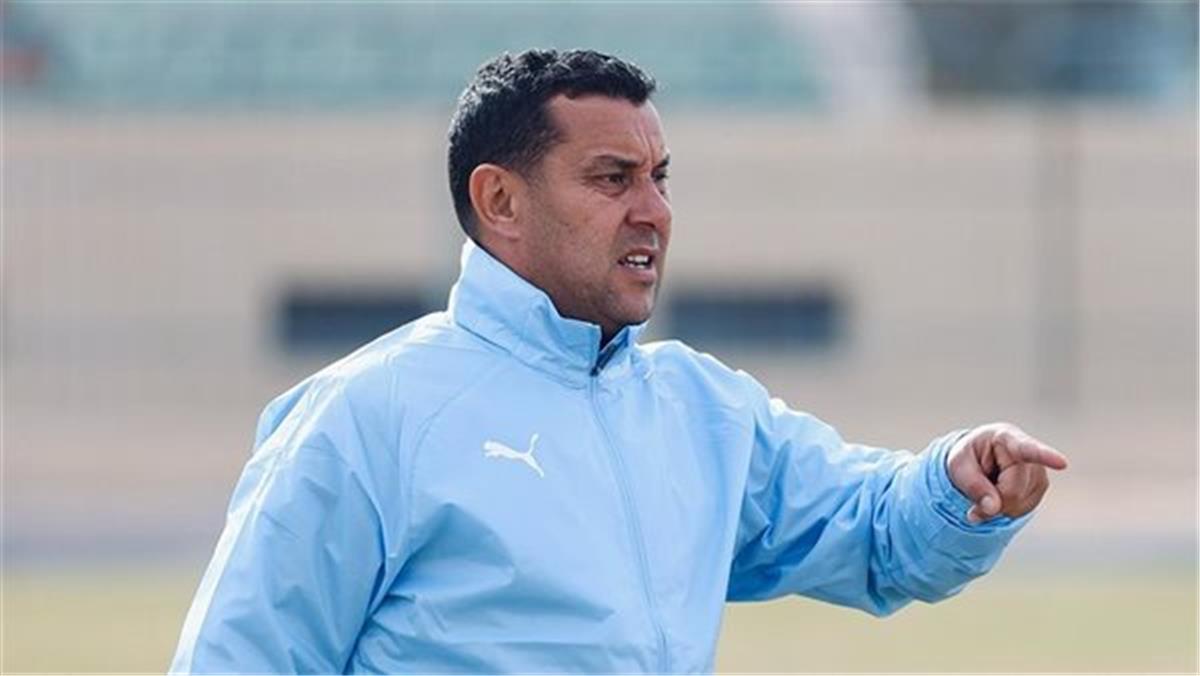 أنيس بوجلبان مدرب المنتخب الأولمبي التونسي خلال متابعة إحدى المباريات.