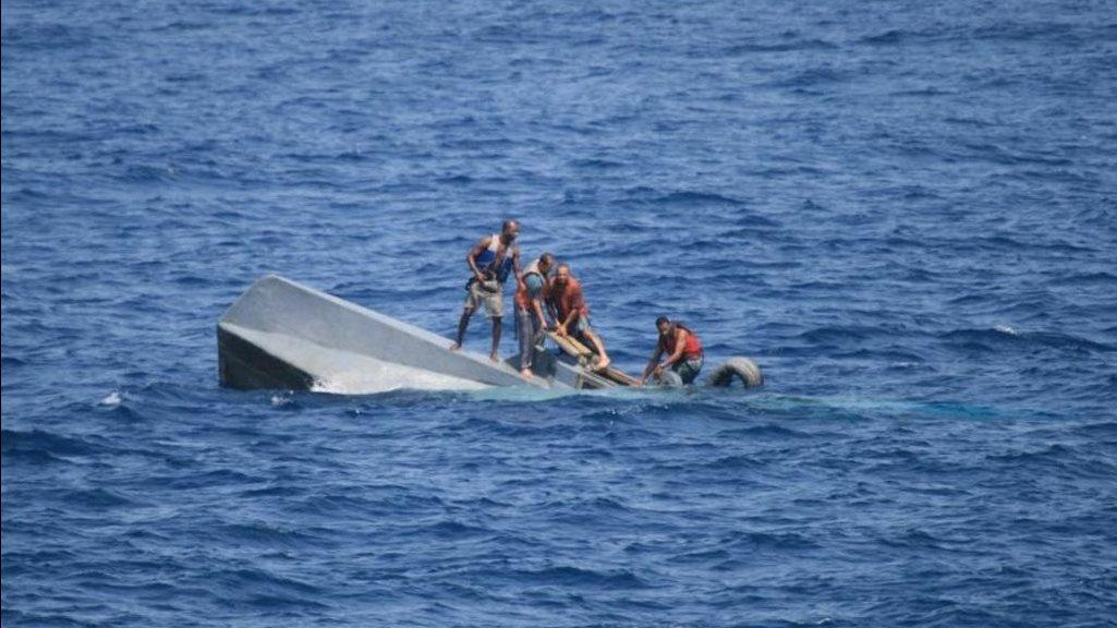 قوات الإنقاذ تتابع حادث غرق لانش سياحي في منطقة جبل الزيت بالبحر الأحمر