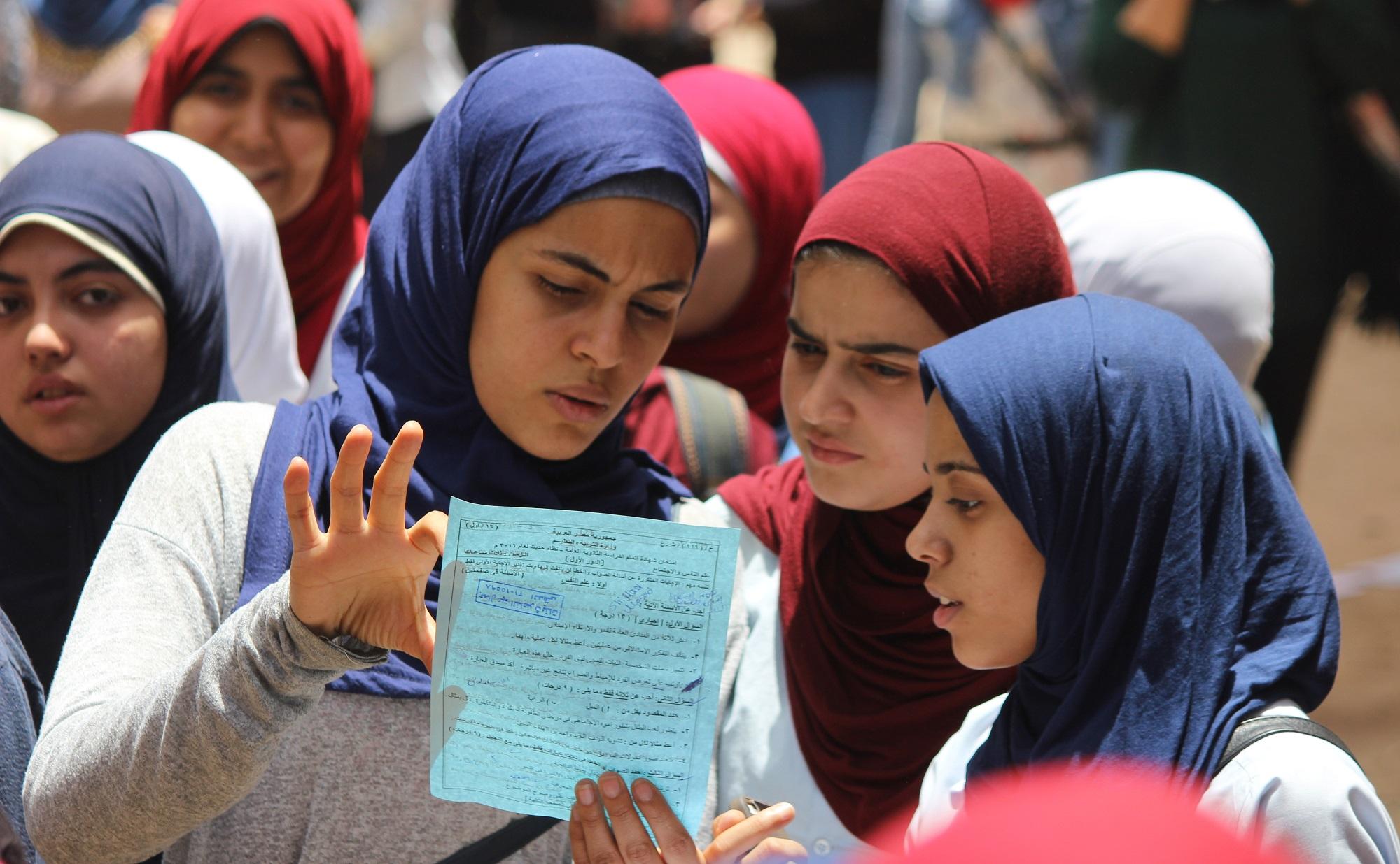 طالبة في لجنة امتحان اللغة العربية
