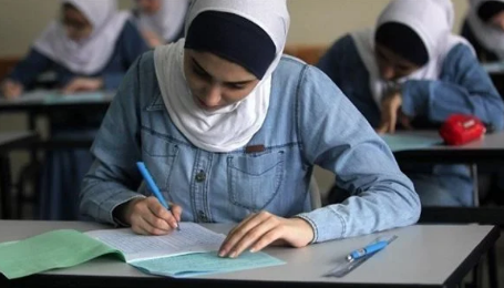طلاب الثانوية العامة خلال أداء الامتحانات في لجنة مدرسية.