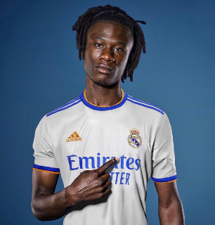 شعار ريال مدريد ولاعبي الفريق أثناء التدريب.