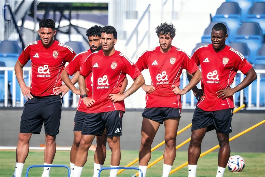 لاعبو الأهلي يحتفلون بعد هدف ضد بورتو في مونديال الأندية.
