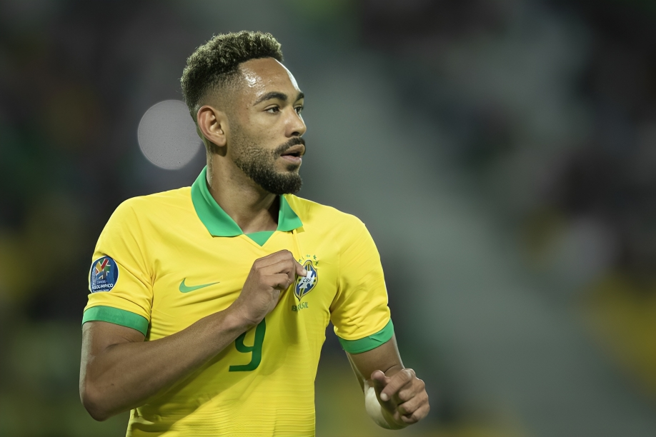 ماتيوس كونيا لاعب مانشستر يونايتد الجديد أثناء تقديمه.