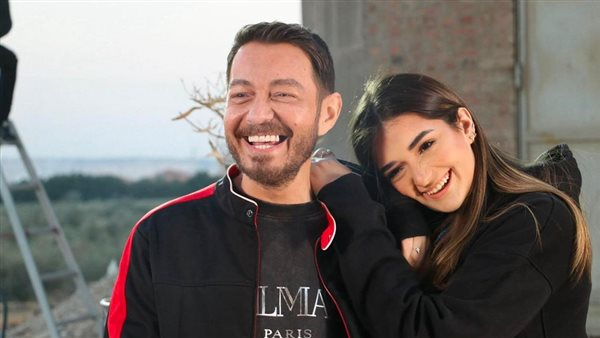 ملك زاهر في بوستر فيلم "شنطة سفر" أولى تجاربها الإخراجية.