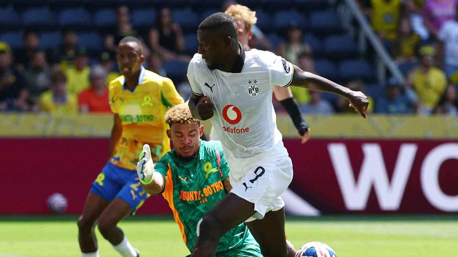 بوروسيا دورتموند يحتفل بالفوز على صن داونز في كأس العالم للأندية ٢٠٢٥