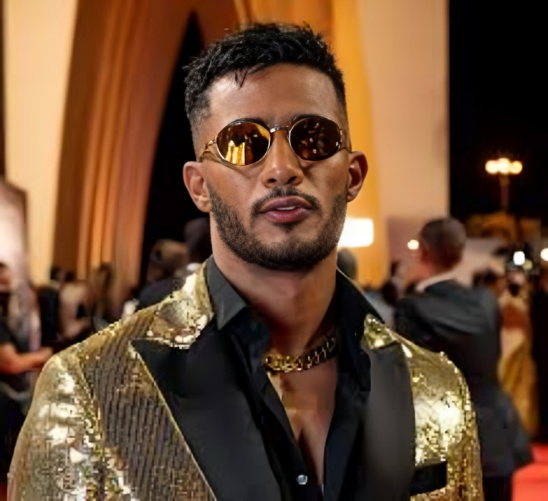 محمد رمضان يعتذر لعائلة هلهل ويحتفل بتتويج الزمالك بكأس مصر.