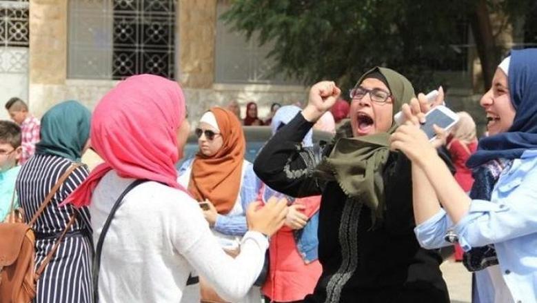 طلاب يستعلمون عن نتائج الشهادة الإعدادية عبر الحاسوب.