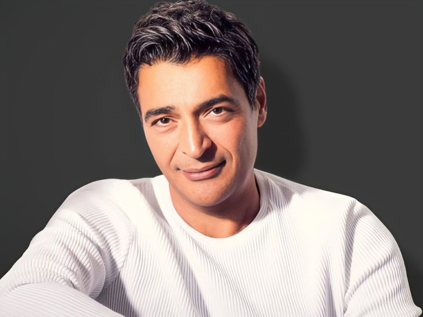 حميد الشاعري يغني على المسرح في حفل جديد