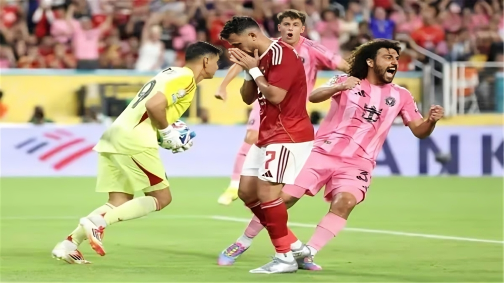 محمود حسن تريزيجيه في تدريب الأهلي بعد العقوبة.