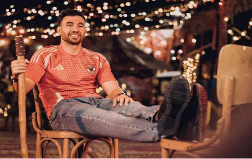 محمود حسن تريزيجيه أثناء تنفيذ ركلة جزاء في مباراة الأهلي وإنتر ميامي.