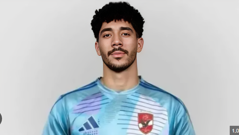 محمد سيحا يرتدي قميص الأهلي بعد التعاقد الرسمي.