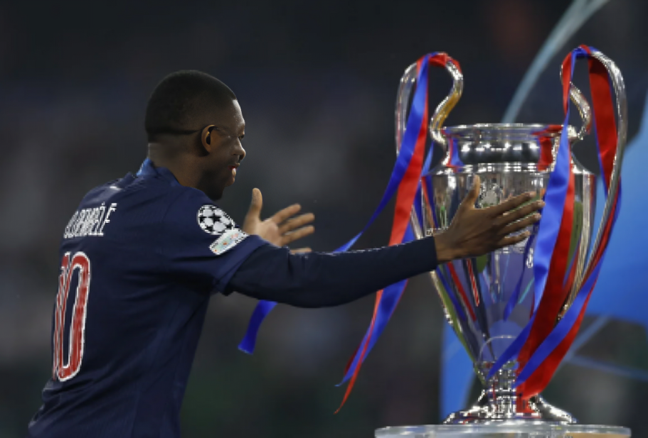 عثمان ديمبيلي يتسلم جائزة أفضل لاعب في دوري أبطال أوروبا 2025