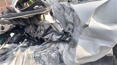 موقع حادث تصادم ميكروباص بسيارة نقل على الطريق الدائري الأوسطي.