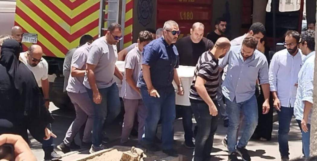 مشهد تشييع جثمان محمد صلاح الشرنوبي في مسجد عمر مكرم.