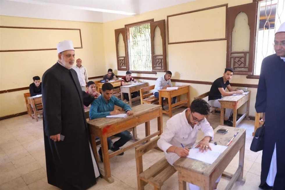 طلاب الأزهر يؤدون امتحان اللغة الإنجليزية في هدوء تام.