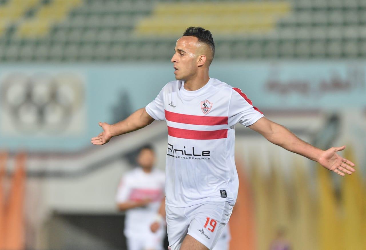 ناصر منسي مهاجم نادي الزمالك خلال إحدى المباريات