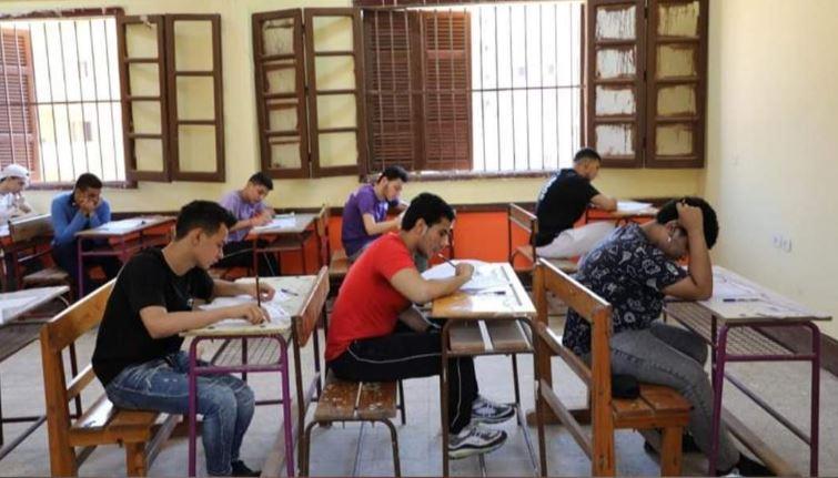 طلاب الثانوية العامة أثناء امتحان اللغة العربية 2025.
