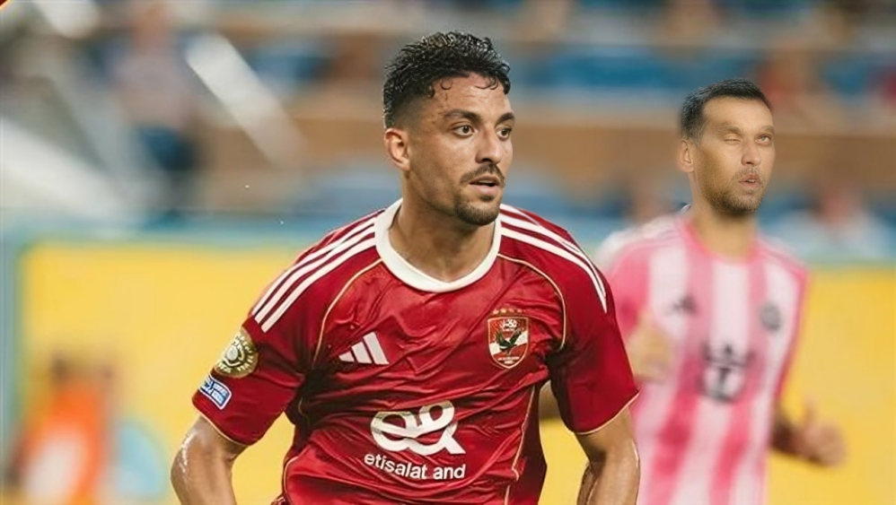طاهر محمد طاهر يُجري تدريبات تأهيلية مع الأهلي.
