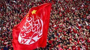 لحظة تصدٍ لحارس العين أمام مهاجم الوداد.