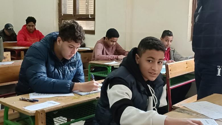 طلاب يؤدون امتحان الشهادة الإعدادية بنظام البوكليت.