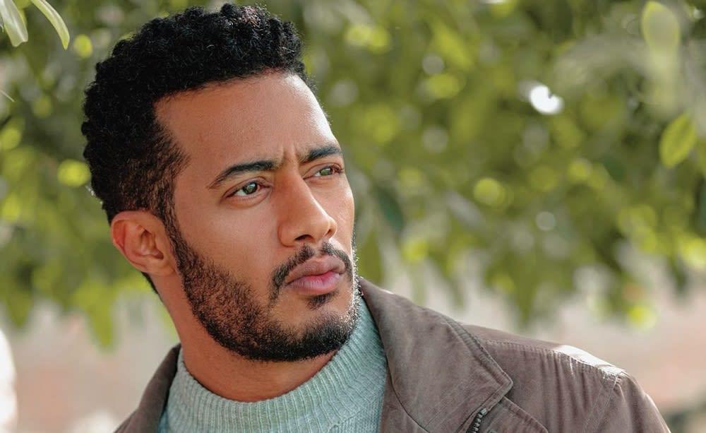 محمد رمضان في بوستر أغنية "أنا رئيسها" مرتديًا بدلة بيضاء.
