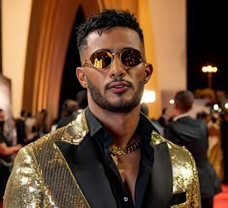 محمد رمضان في كليب أغنية “أنا انت”.