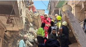 فرق الإنقاذ أثناء انتشال ضحايا انهيار عقار في حدائق القبة