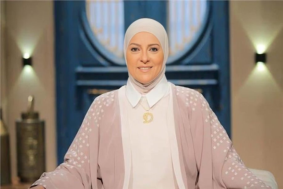دعاء فاروق تقدم برنامجًا دينيًا.