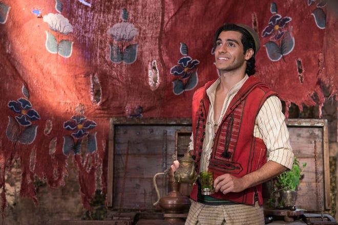 مينا مسعود في مشهد من فيلم في عز الضهر أول تجربة له في السينما المصرية