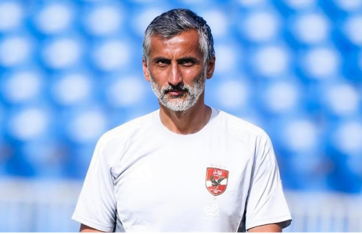 مدرب الأهلي خوسيه ريبيرو يشرح خطة اللعب للاعبين في نيوجيرسي.