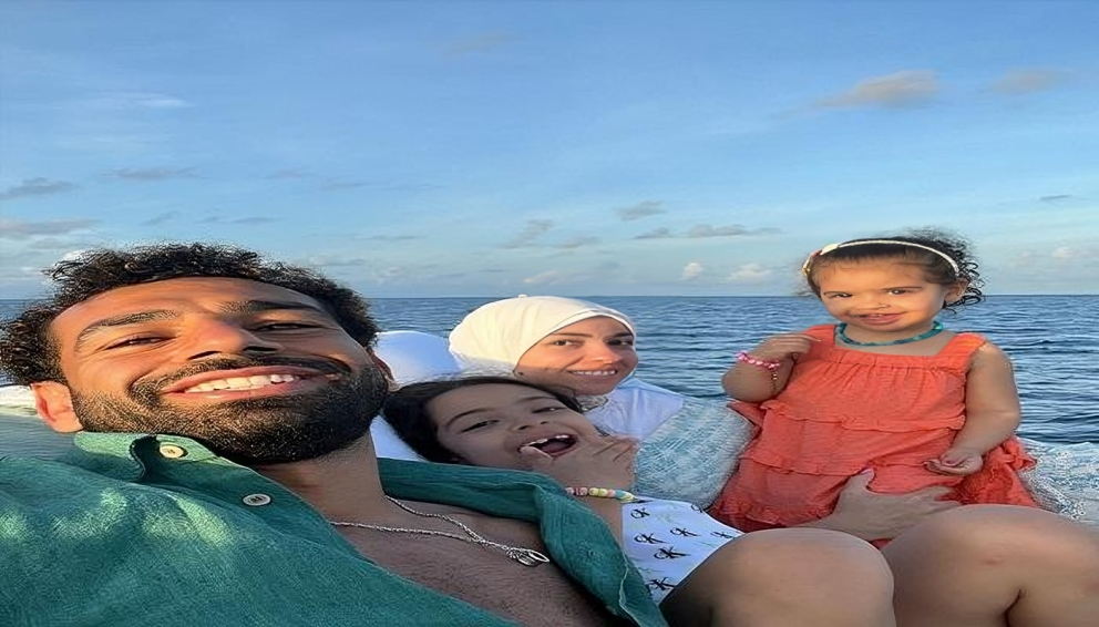 محمد صلاح يرتدي ملابس رياضية أثناء أداء التمارين في الهواء الطلق.